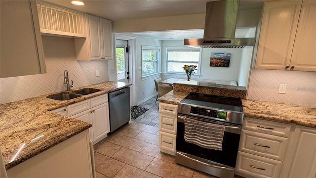 136 25TH AVENUE N, St Petersburg, FL 33704