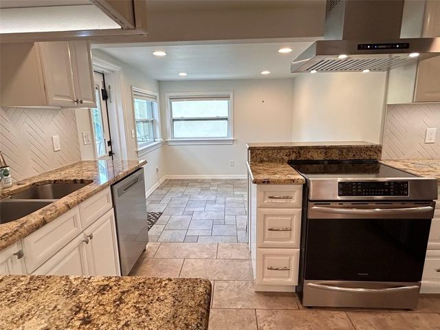 136 25TH AVENUE N, St Petersburg, FL 33704