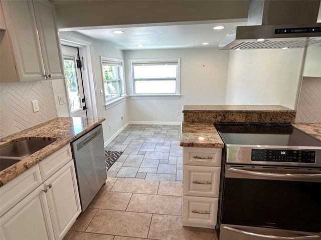 136 25TH AVENUE N, St Petersburg, FL 33704