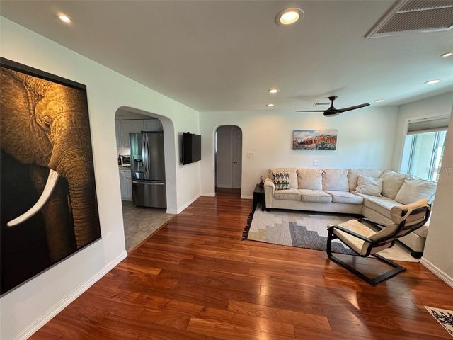 136 25TH AVENUE N, St Petersburg, FL 33704