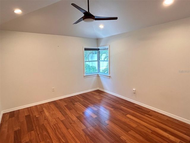 136 25TH AVENUE N, St Petersburg, FL 33704