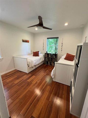 136 25TH AVENUE N, St Petersburg, FL 33704