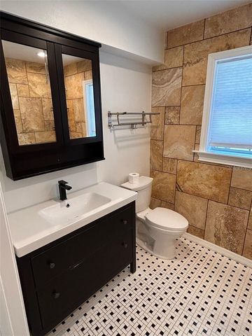 136 25TH AVENUE N, St Petersburg, FL 33704