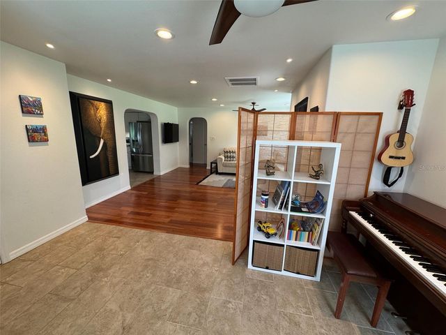 136 25TH AVENUE N, St Petersburg, FL 33704