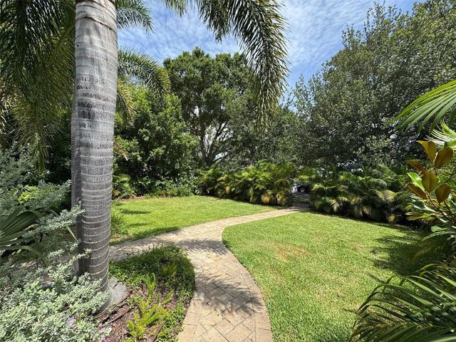 136 25TH AVENUE N, St Petersburg, FL 33704