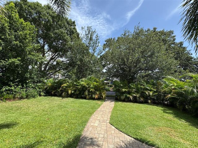 136 25TH AVENUE N, St Petersburg, FL 33704