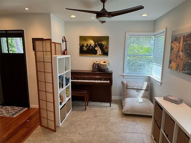 136 25TH AVENUE N, St Petersburg, FL 33704