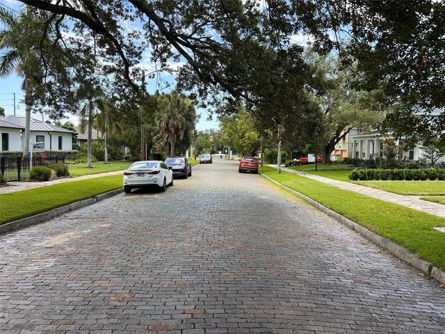 136 25TH AVENUE N, St Petersburg, FL 33704