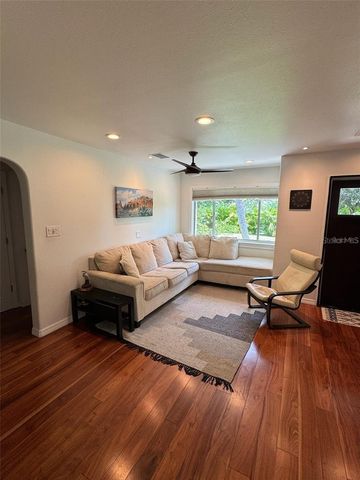136 25TH AVENUE N, St Petersburg, FL 33704