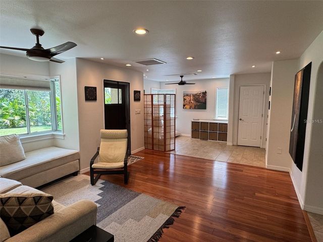 136 25TH AVENUE N, St Petersburg, FL 33704