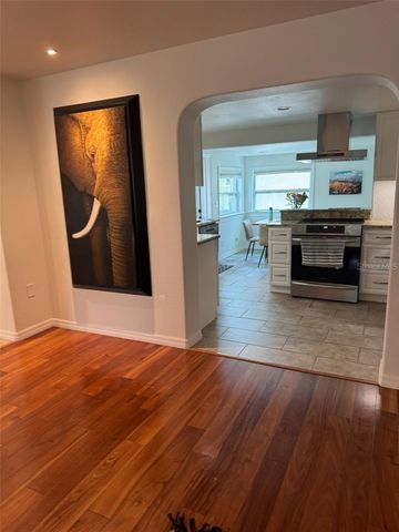 136 25TH AVENUE N, St Petersburg, FL 33704