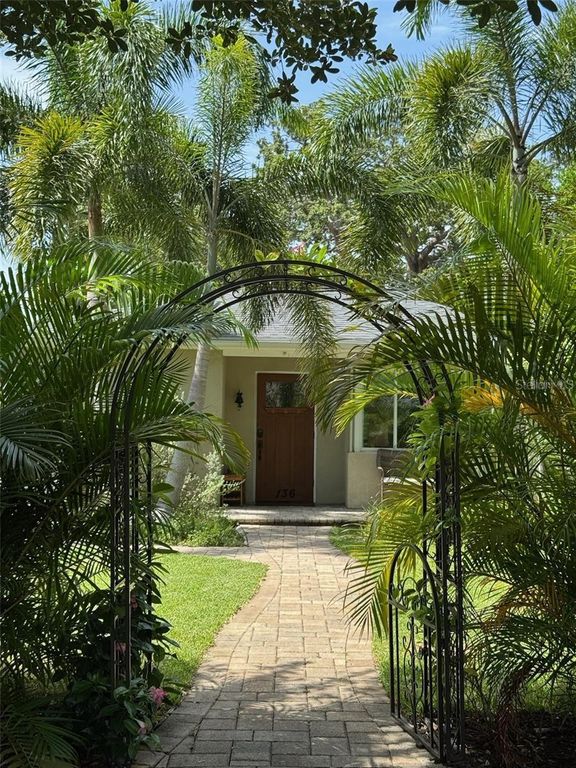 136 25TH AVENUE N, St Petersburg, FL 33704