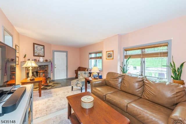 34 Unneberg Ave, Roxbury Twp., NJ 07876
