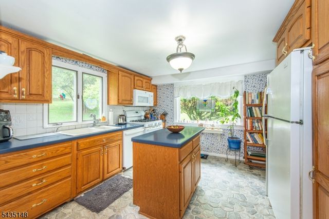 34 Unneberg Ave, Roxbury Twp., NJ 07876