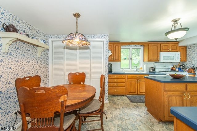 34 Unneberg Ave, Roxbury Twp., NJ 07876