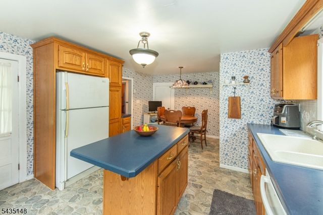 34 Unneberg Ave, Roxbury Twp., NJ 07876