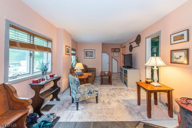 34 Unneberg Ave, Roxbury Twp., NJ 07876