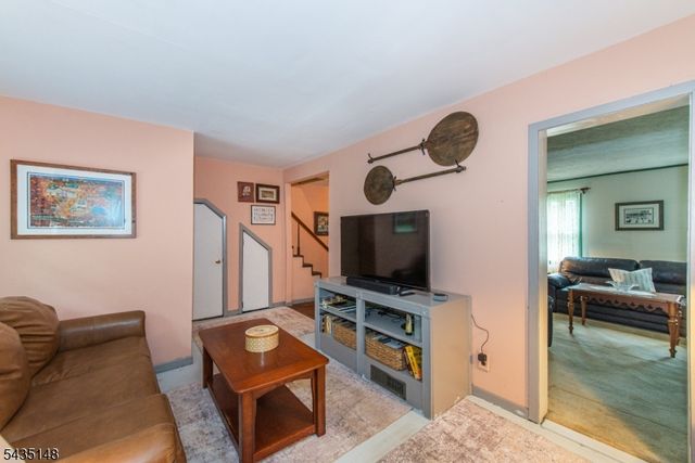 34 Unneberg Ave, Roxbury Twp., NJ 07876