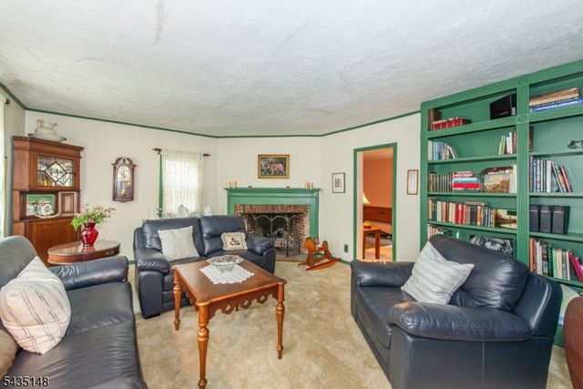34 Unneberg Ave, Roxbury Twp., NJ 07876