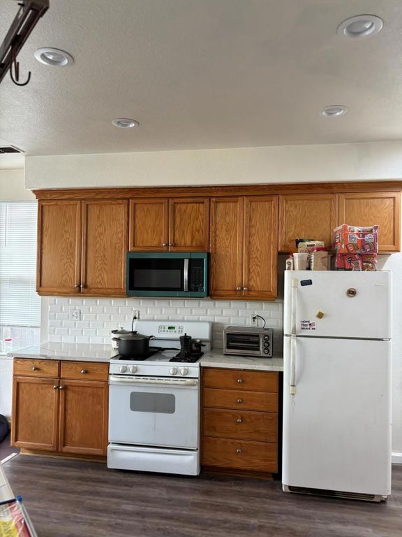 Image 3 of property listing at 1243 Laurel Park Circle, Manteca, CA 95337
