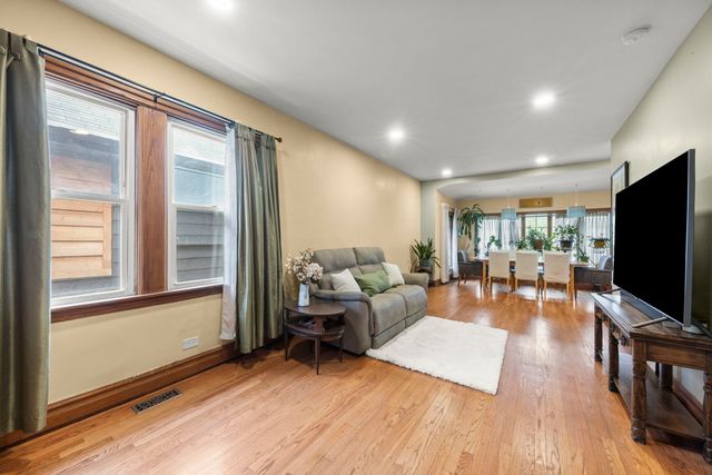 5136 W Winona Street, Chicago, IL 60630