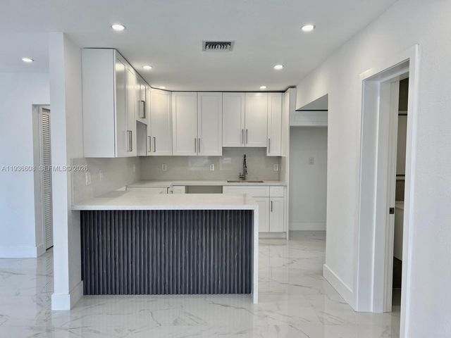 542 E 20th St, Hialeah, FL 33013
