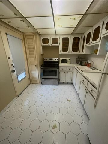 1300 NE 191st Street 305, Miami, FL 33179