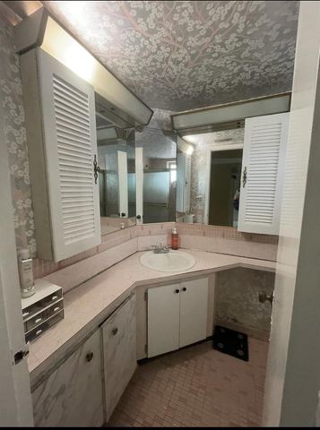 1300 NE 191st Street 305, Miami, FL 33179