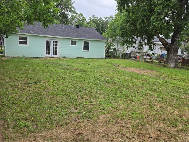 810 Shawnee Trace, Grand Prairie, TX 75051