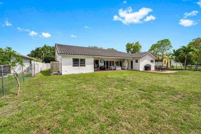 5791 Hawkes Bluff Avenue, Davie, FL 33331