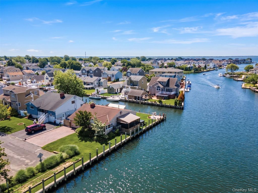 34 Cape Road, Amityville, NY 11701