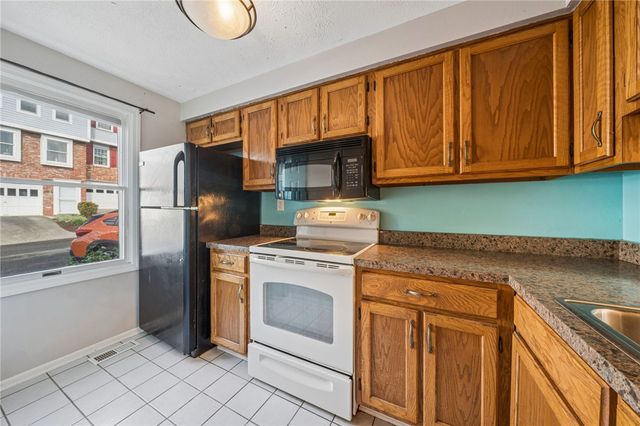 1204 Timberidge Dr, Bethel Park, PA 15102