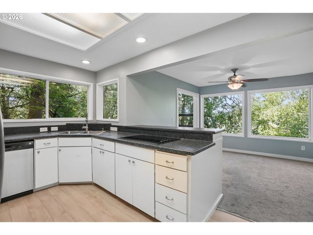 48 EAGLE CREST Dr 2E, Lake Oswego, OR 97035