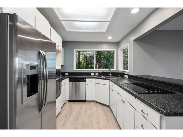48 EAGLE CREST Dr 2E, Lake Oswego, OR 97035