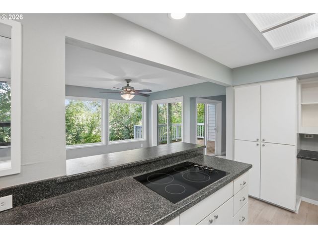 48 EAGLE CREST Dr 2E, Lake Oswego, OR 97035