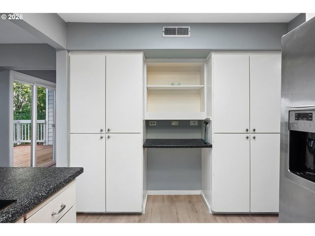48 EAGLE CREST Dr 2E, Lake Oswego, OR 97035