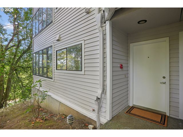 48 EAGLE CREST Dr 2E, Lake Oswego, OR 97035
