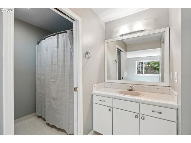 48 EAGLE CREST Dr 2E, Lake Oswego, OR 97035