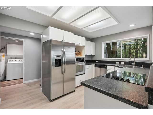 48 EAGLE CREST Dr 2E, Lake Oswego, OR 97035