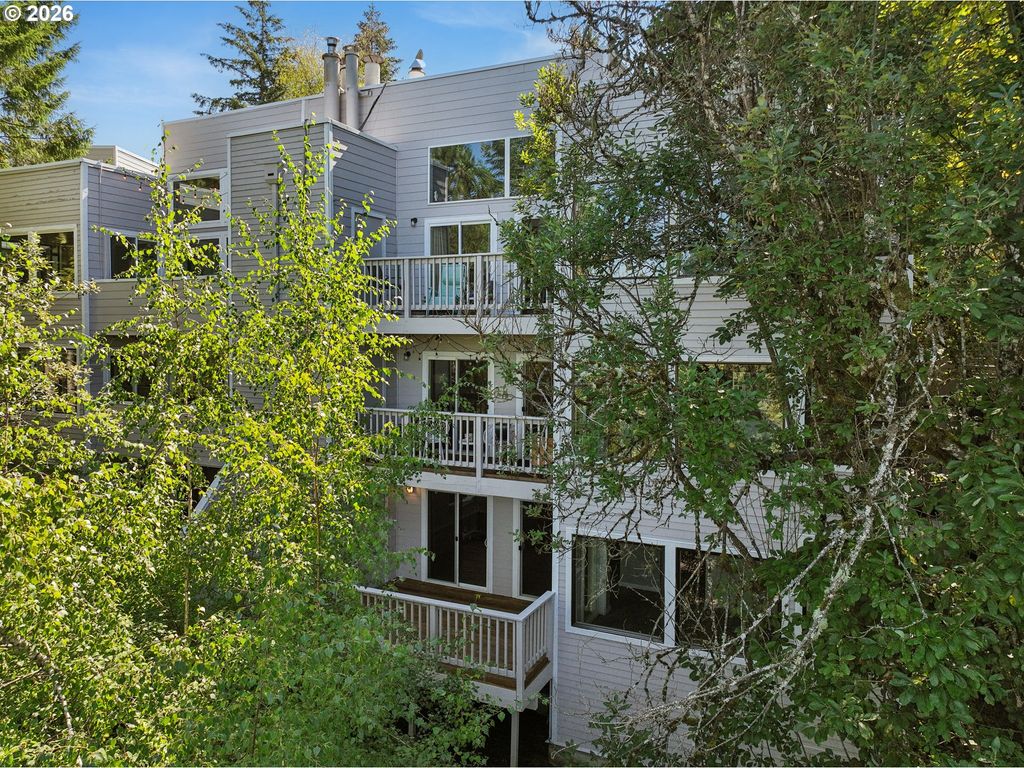 48 EAGLE CREST Dr 2E, Lake Oswego, OR 97035