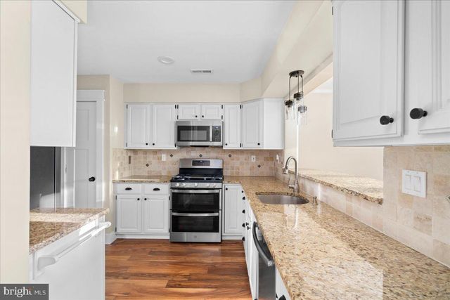 2 HOLLY CIR, Newtown, PA 18940