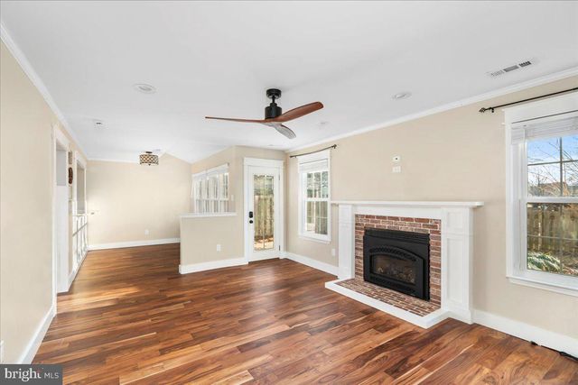 2 HOLLY CIR, Newtown, PA 18940