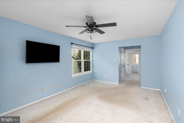 2 HOLLY CIR, Newtown, PA 18940