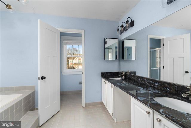 2 HOLLY CIR, Newtown, PA 18940