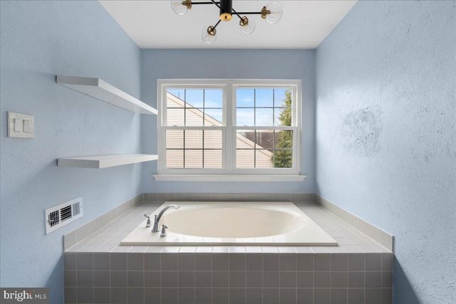 2 HOLLY CIR, Newtown, PA 18940