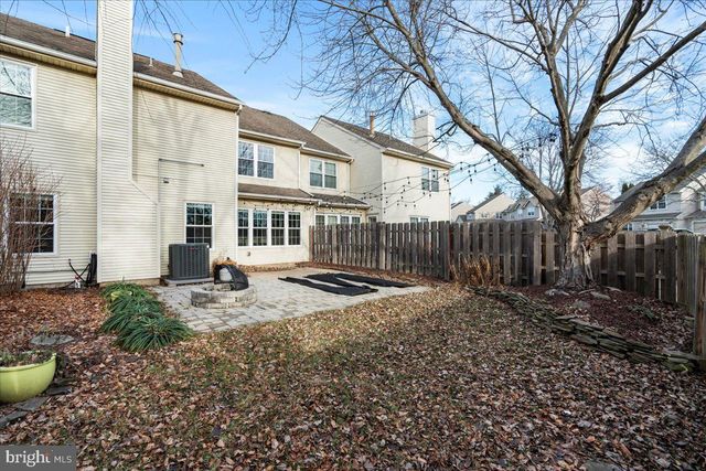 2 HOLLY CIR, Newtown, PA 18940