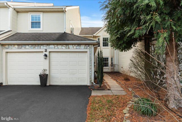 2 HOLLY CIR, Newtown, PA 18940