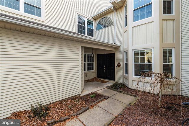 2 HOLLY CIR, Newtown, PA 18940