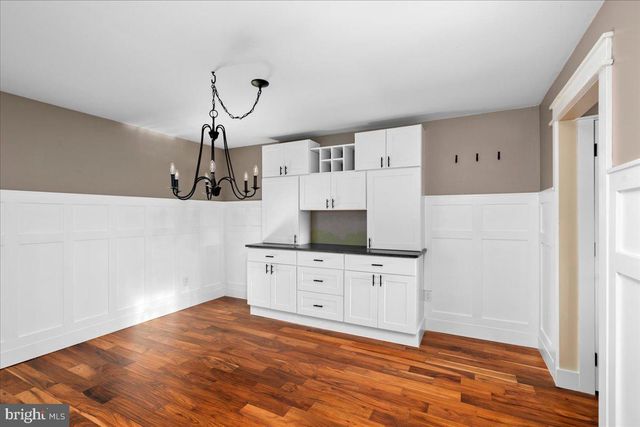 2 HOLLY CIR, Newtown, PA 18940