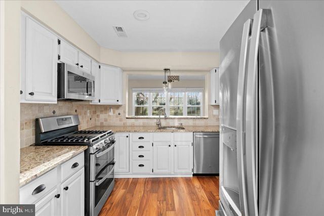 2 HOLLY CIR, Newtown, PA 18940